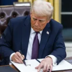 Trump firmando.